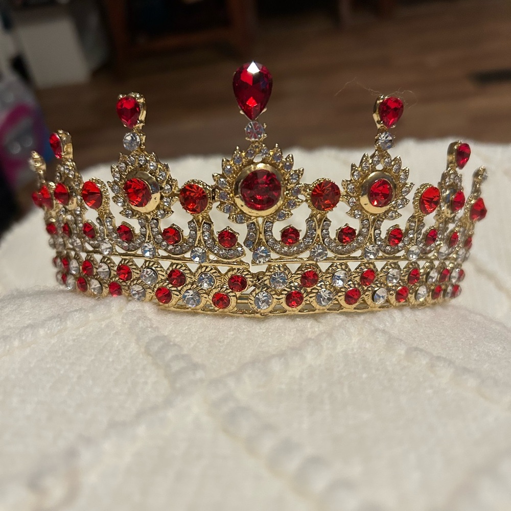 Red tiara 👑
